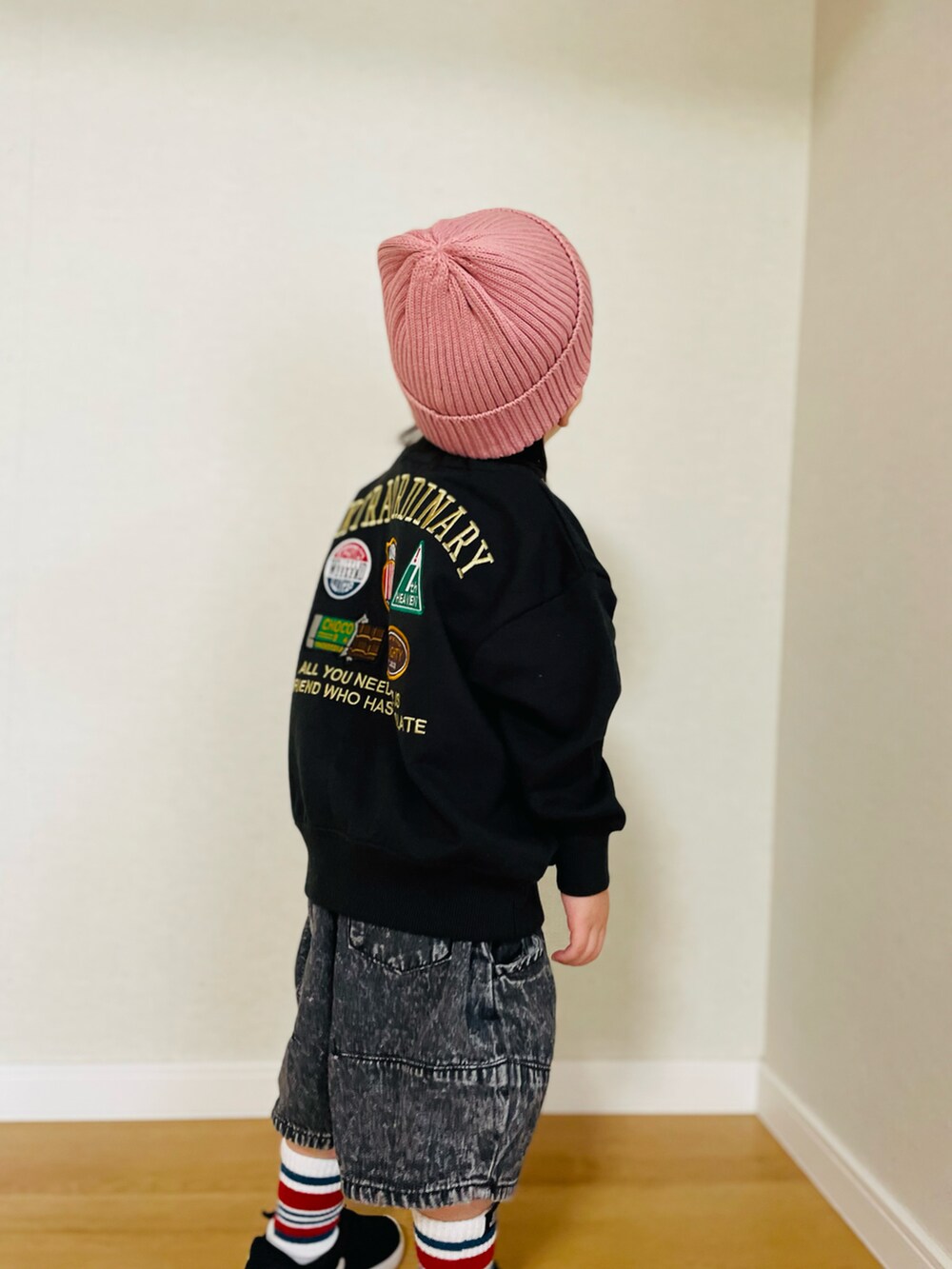 ブラック系のスウェット、ピンク系のニットキャップ/ビーニー、ホワイト系のソックス/靴下を着用したキッズの秋コーディネートの3枚目の写真