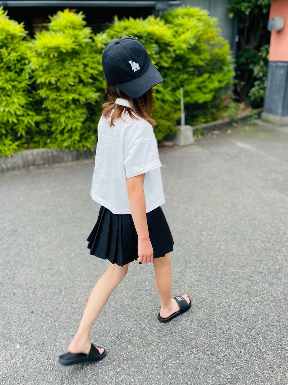 「夏コーデ、プリーツスカート、プチプラ、モノトーン、スカート、みんなの白Tフェス、ロゴT、通学コーデ、カジュアル」｜「PUMAのPUMA プーマ ウィメンズ PUMA x VOGUE 2 リードキャット 2.0 サンダル（サンダル、ブラック系）」を使った、naaaさん（キッズ・143cm）の夏コーディネートの2枚目の写真