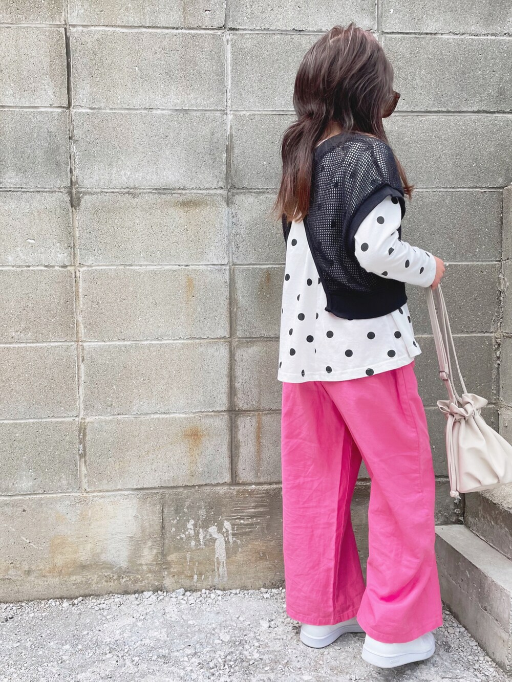 ピンク系のパンツ、ブラック系のTシャツ/カットソー、ホワイト系のTシャツ/カットソーを着用したキッズの春コーディネートの3枚目の写真