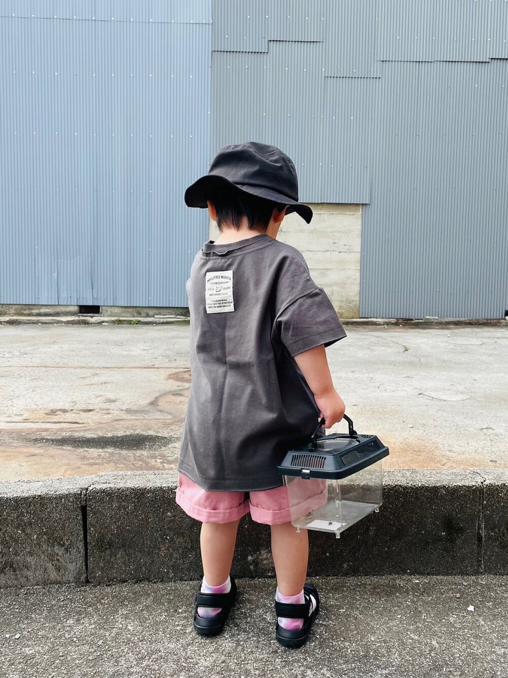 グレー系のTシャツ/カットソー、ピンク系のパンツ、ブラック系のハットを着用したキッズの春コーディネートの4枚目の写真