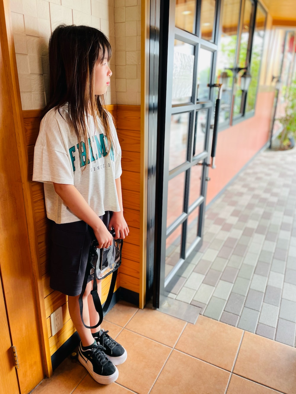 「プチプラ、パーカー、初夏コーデ、スニーカー、Lovetoxic、PUMA、ロゴT、セットアップ、カジュアルコーデ、春夏コーデ、スカート、淡色コーデ」｜「PUMAのPUMA プーマ スウェード マユ スニーカー ユニセックス（スニーカー、ブラック系）」を使った、naaaさん（キッズ・143cm）の春コーディネートの4枚目の写真