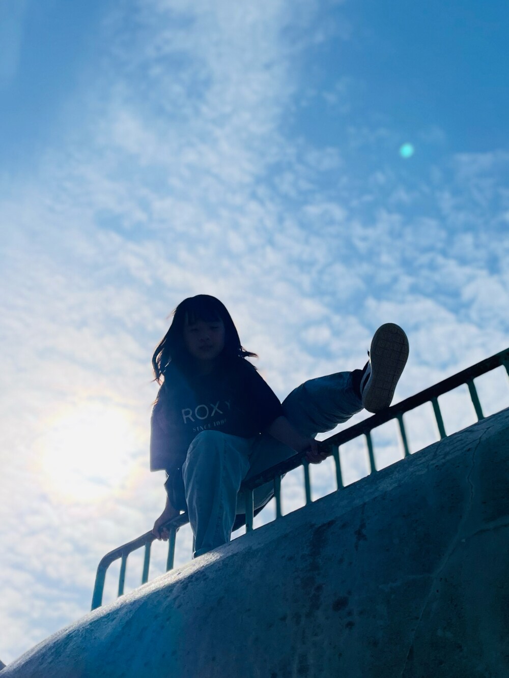 ブルー系のパンツ、ブラック系のスニーカー、ブラック系のTシャツ/カットソーを着用したキッズの春コーディネートの5枚目の写真