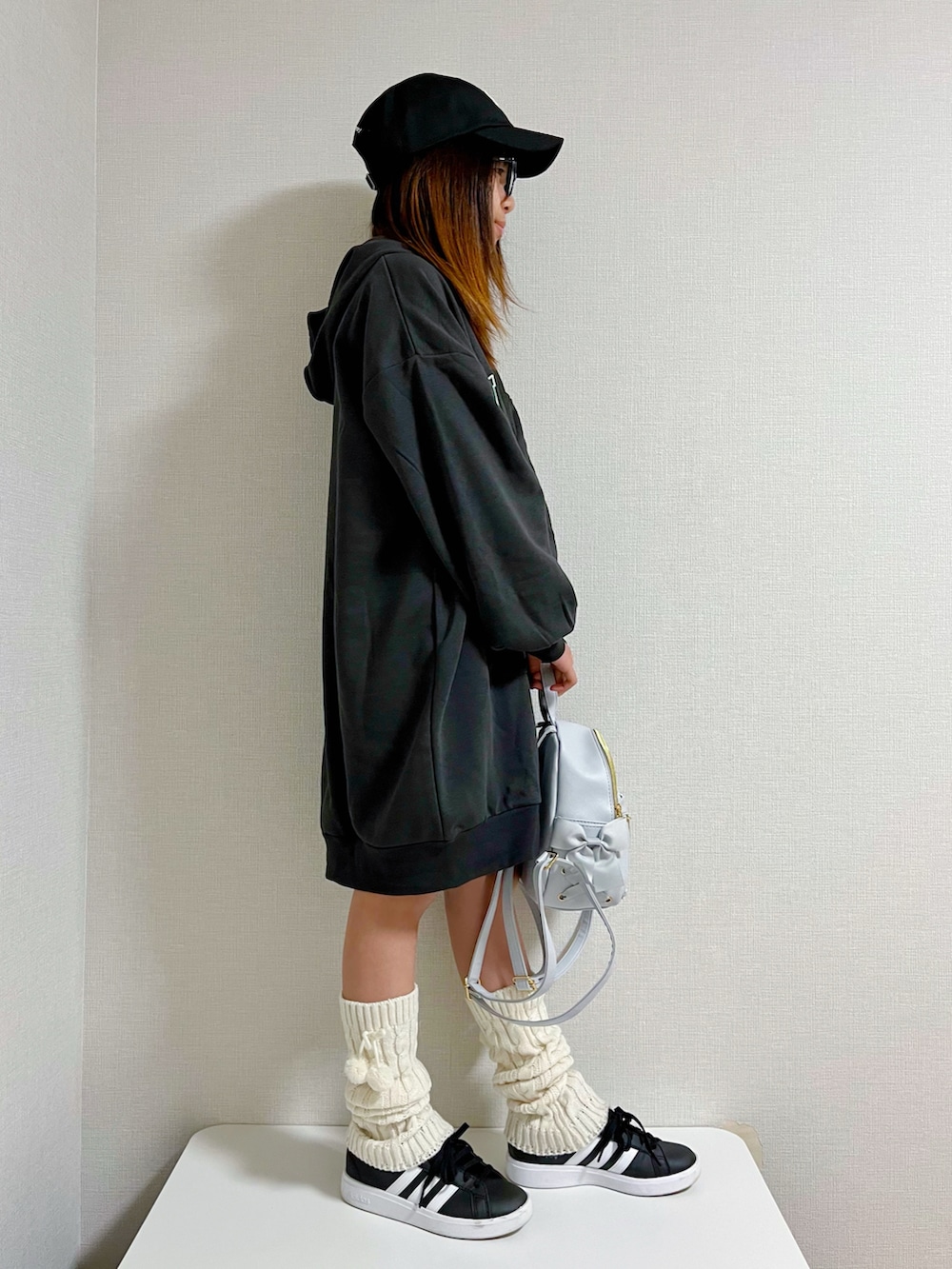 ブルー系のバックパック/リュック、ブラック系のスニーカー、グレー系のワンピースを着用したキッズの冬コーディネートの2枚目の写真