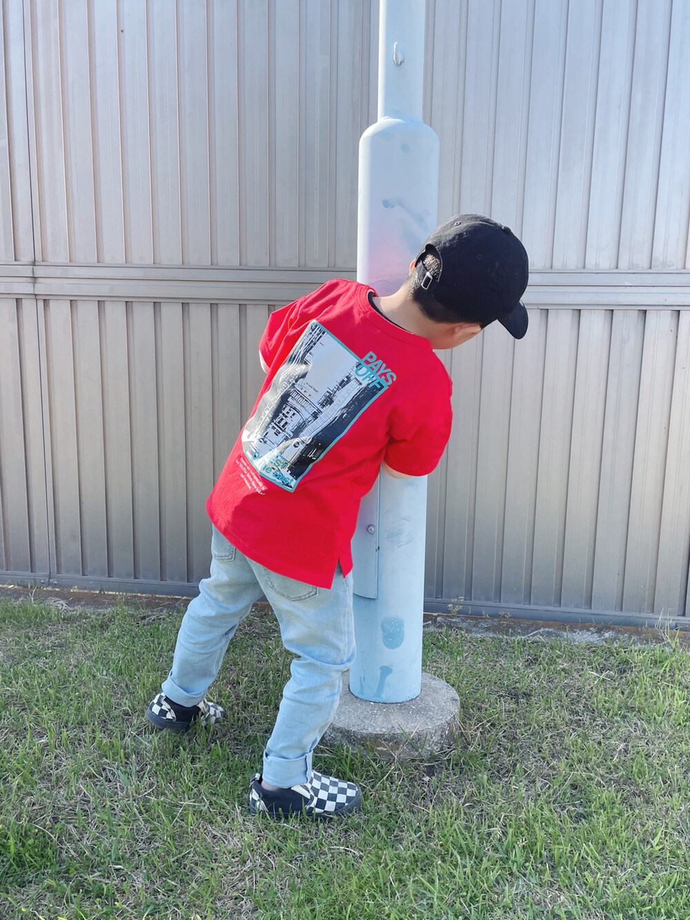 レッド系のTシャツ/カットソー、ブルー系のその他パンツ、その他のスリッポンを着用したキッズの春コーディネートの5枚目の写真
