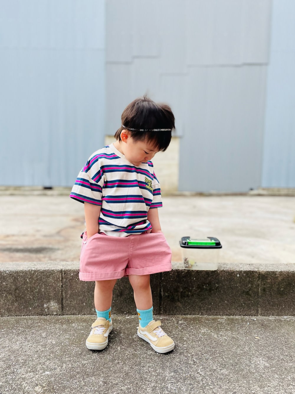 パープル系のTシャツ/カットソー、ブラック系のスポーツグッズを着用したキッズの春コーディネートの4枚目の写真