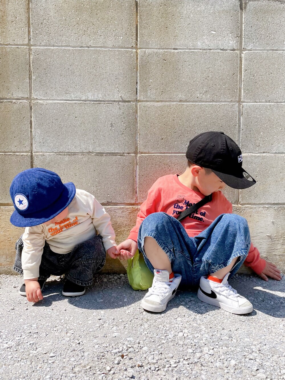 ピンク系のTシャツ/カットソー、ブルー系のパンツ、ホワイト系のスニーカーを着用したキッズの春コーディネートの2枚目の写真