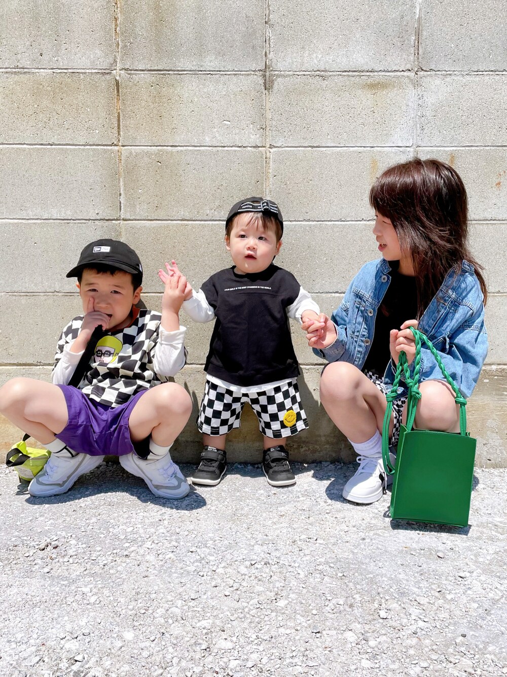 ブラック系のトップス、ブラック系のTシャツ/カットソー、ブラック系のTシャツ/カットソーを着用したキッズの春コーディネートの4枚目の写真