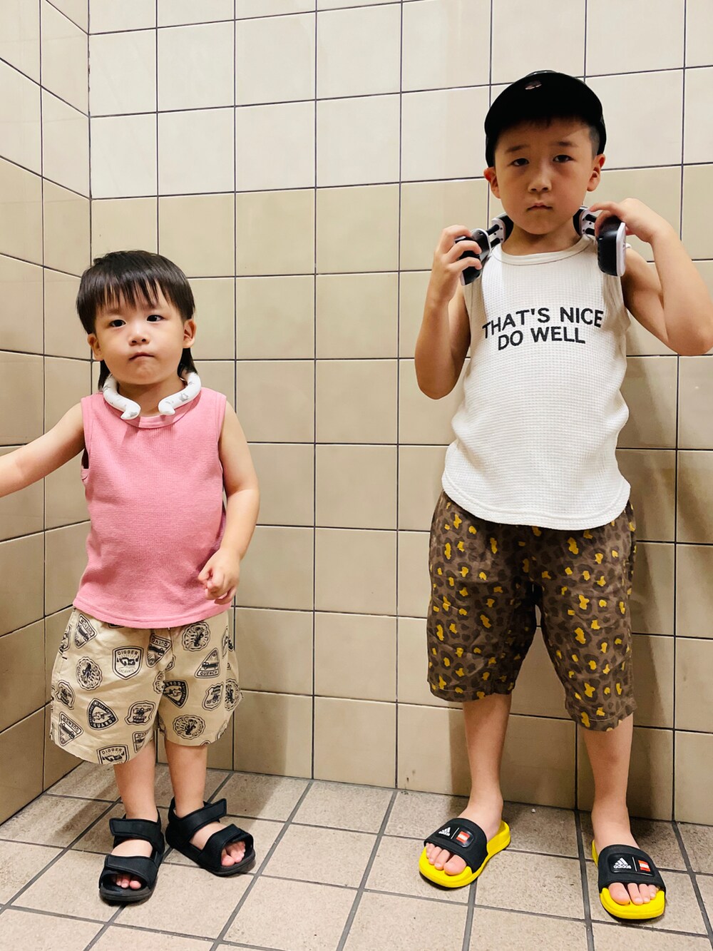 ブラウン系のTシャツ/カットソー、ベージュ系のその他パンツ、ブラック系のサンダルを着用したキッズの夏コーディネートの4枚目の写真