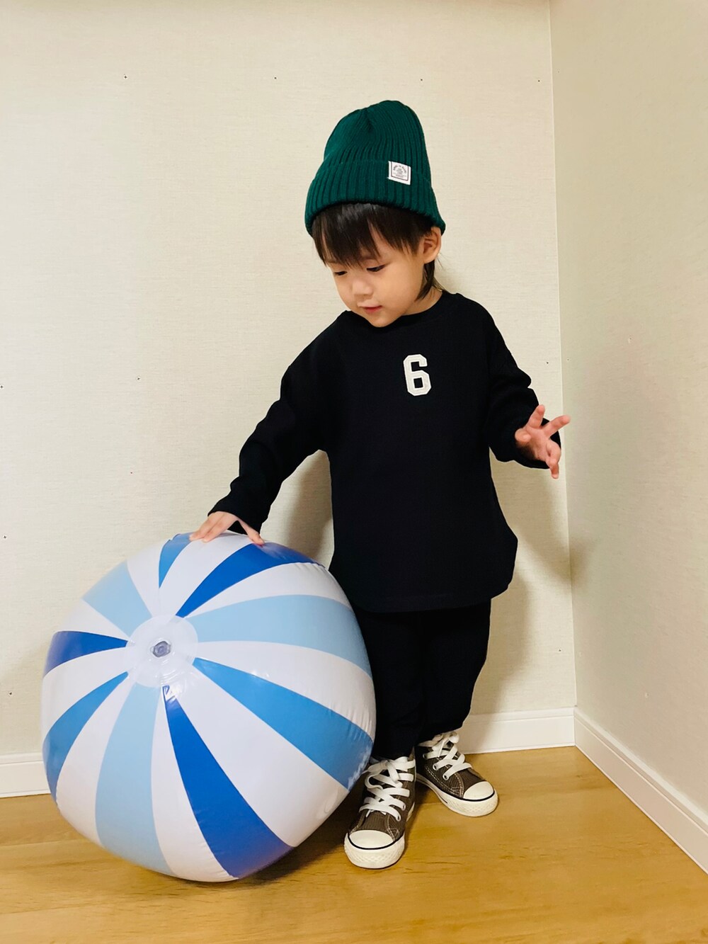 ブラック系のカーゴパンツ、ブラウン系のスニーカー、ブラック系のTシャツ/カットソーを着用したキッズの秋コーディネートの4枚目の写真