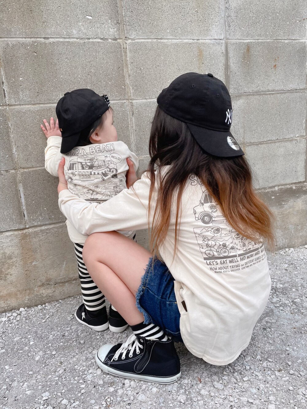 ホワイト系のTシャツ/カットソー、ブルー系のその他パンツ、ブラック系のスニーカーを着用したキッズの冬コーディネートの3枚目の写真