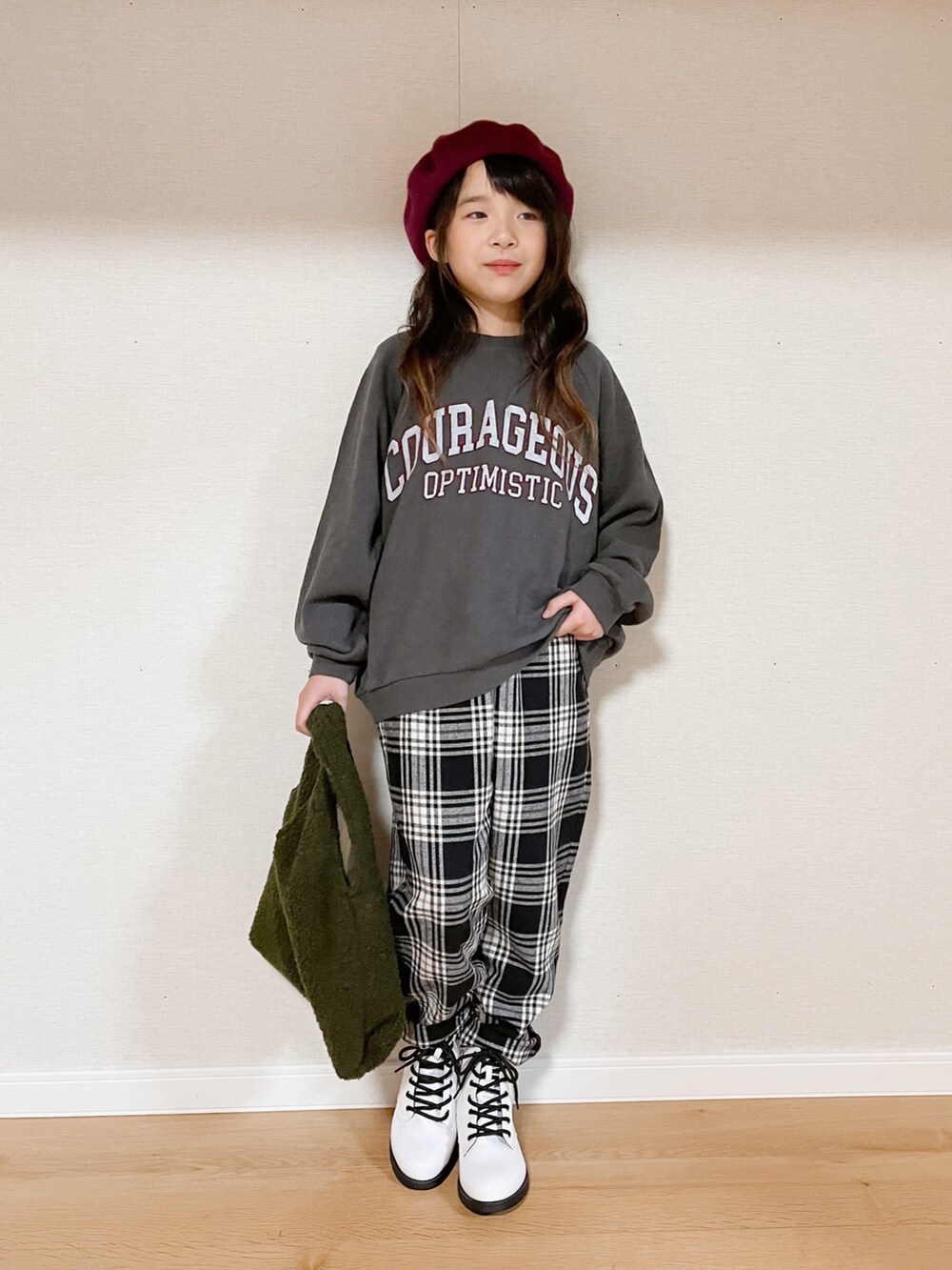 グレー系のスウェット、ホワイト系のジャケット/アウター、ブラック系のパンツを着用したキッズの冬コーディネートの2枚目の写真