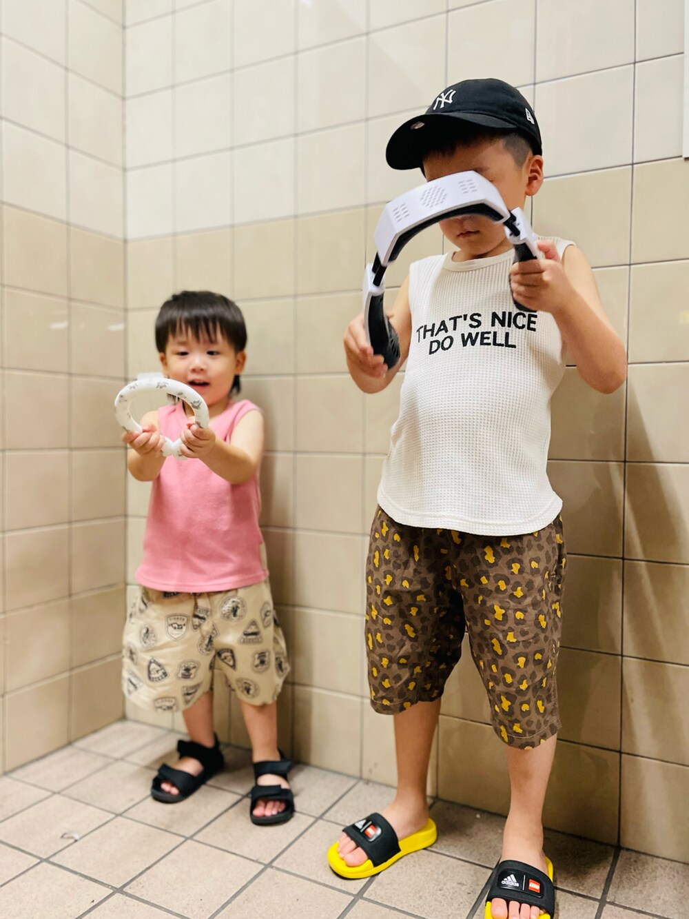 ブラウン系のTシャツ/カットソー、ベージュ系のその他パンツ、ブラック系のサンダルを着用したキッズの夏コーディネートの3枚目の写真