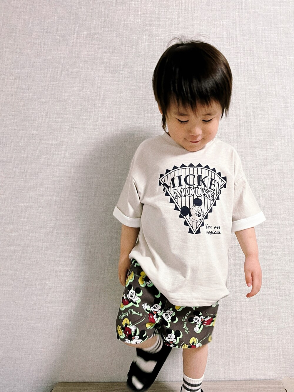 ベージュ系のTシャツ/カットソー、グレー系のパンツを着用したキッズの春コーディネートの4枚目の写真