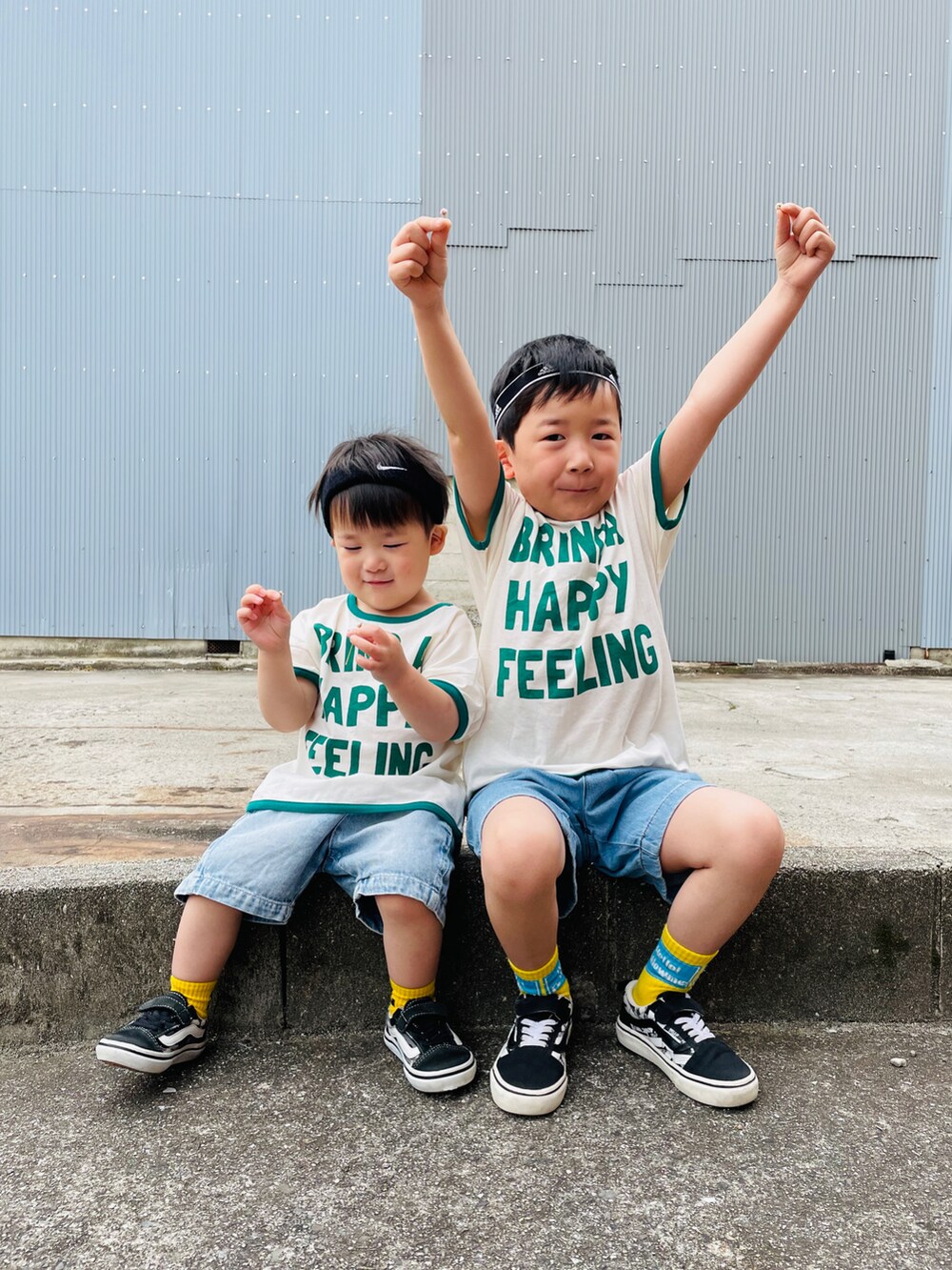 「カジュアルコーデ、プチプラ、ショートパンツ、デニム、スニーカー、ビタミンカラー、ロゴT、Tシャツ、バースデイ、adidas、VANS、リンクコーデ、兄弟、お出かけコーデ日記」｜「Birthdayのアイテム（Tシャツ/カットソー、ホワイト系）」を使った、naaaさん（キッズ・143cm）の春コーディネートの5枚目の写真