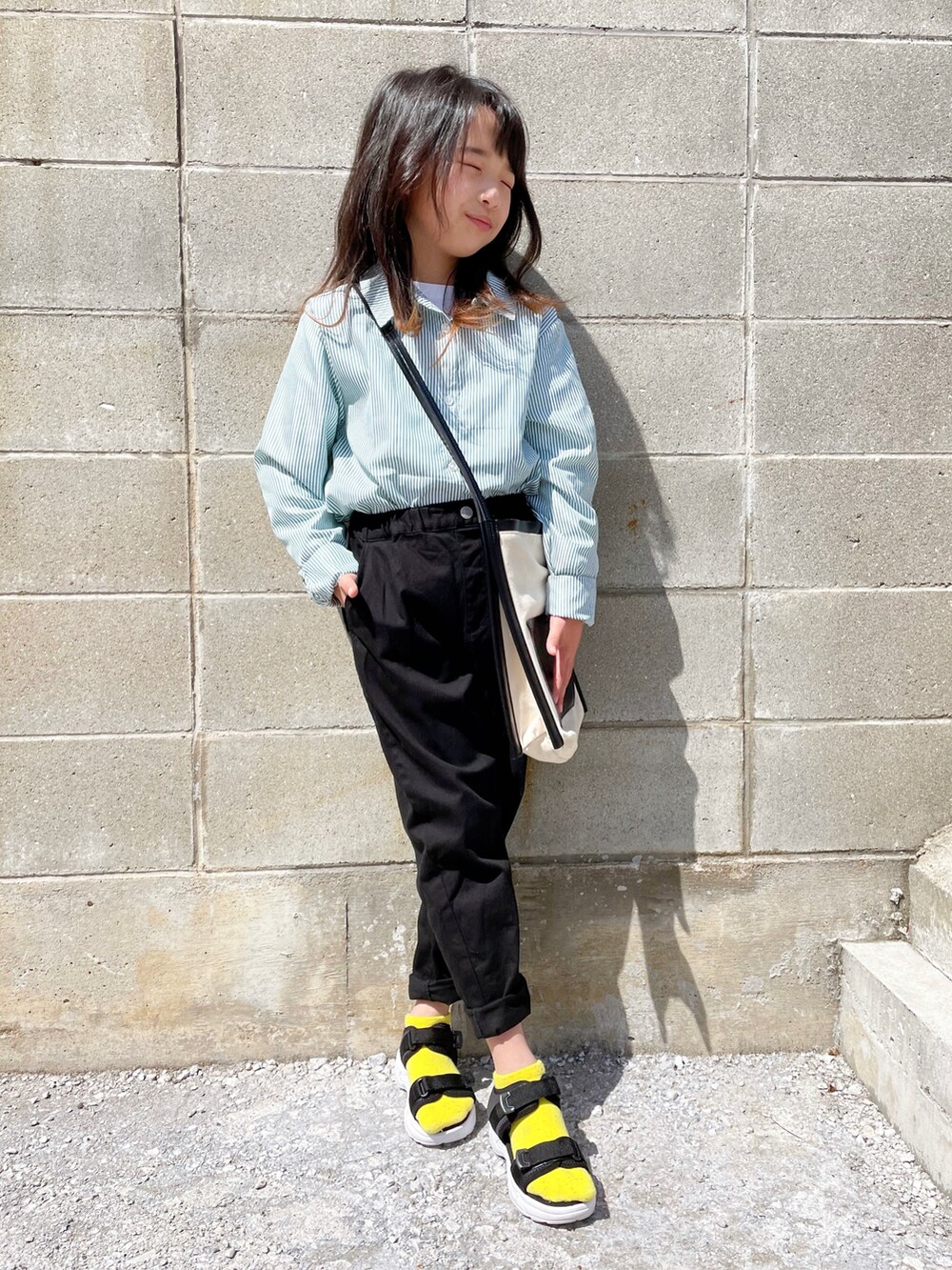 グリーン系のシャツ/ブラウス、ブラック系のその他パンツ、ブラック系のトートバッグを着用したキッズの春コーディネートの2枚目の写真