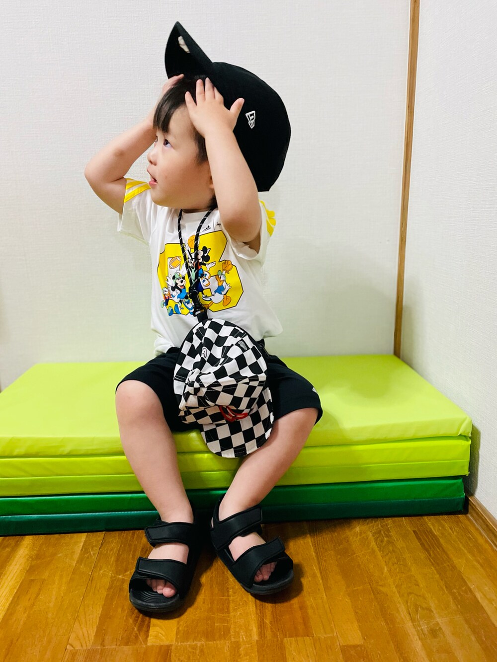 ホワイト系のジャージを着用したキッズの夏コーディネートの3枚目の写真