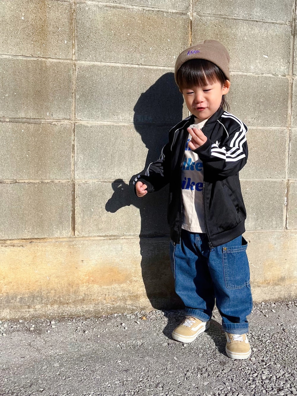 「トラックジャケット、ロンT、デニム、ニット帽、スニーカー、スポーツミックス」｜「petit mainの【プティプラ】ＢＯＹＳ長袖Ｔシャツ（Tシャツ/カットソー、ホワイト系）」を使った、naaaさん（キッズ・146cm）の秋コーディネートの3枚目の写真