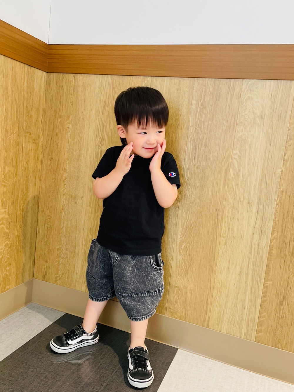 ブラック系のTシャツ/カットソー、ブラック系のパンツを着用したキッズの夏コーディネートの3枚目の写真