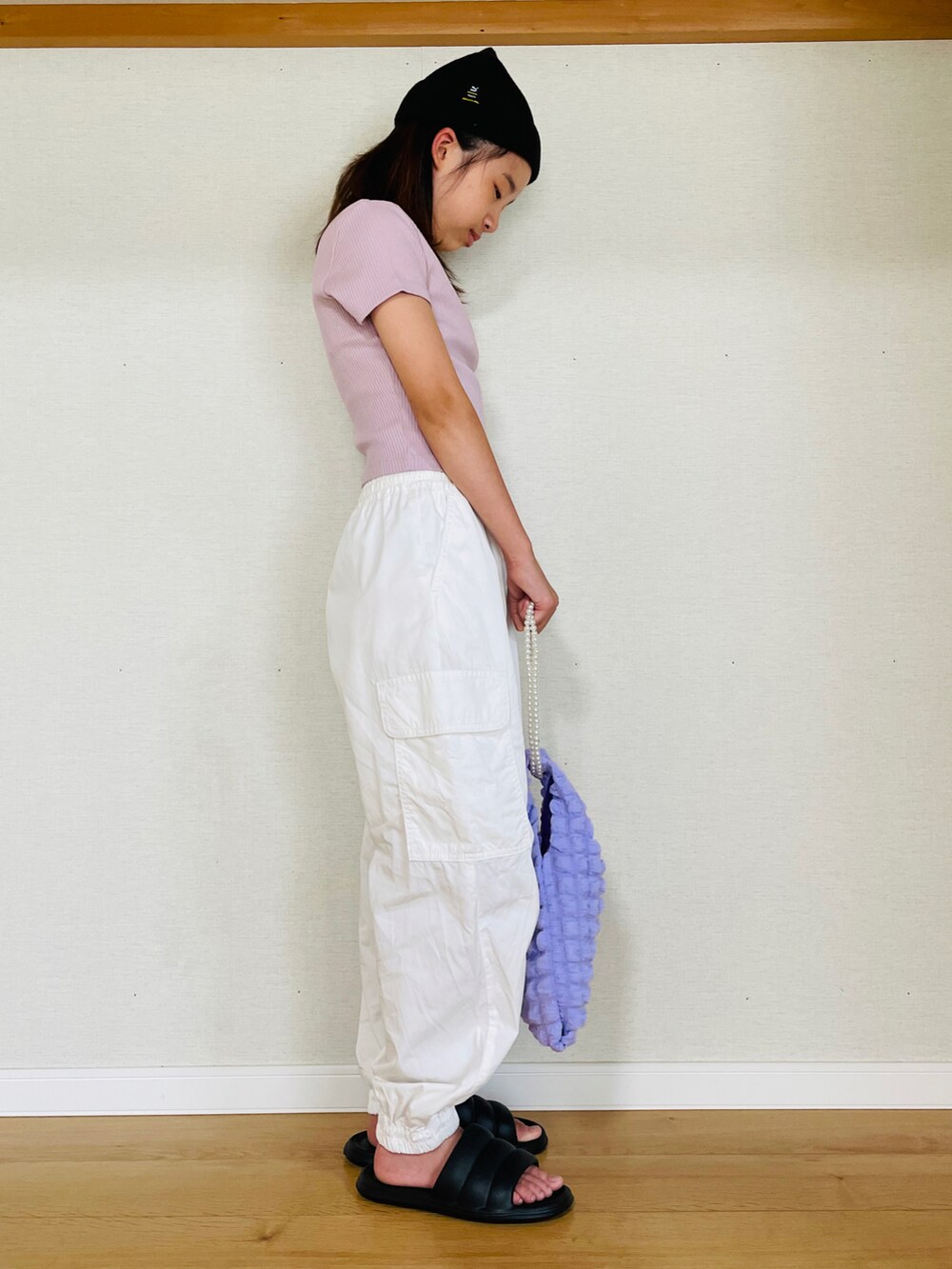 「カーゴパンツ、カラーパンツ、白パンツ、サンダル、淡色コーデ、GU、UNIQLO、プチプラ、アツいコーデ全部見せ」｜「PUMAのPUMA プーマ PUMA x PEANUTS キッズ ビーニー JR（ニットキャップ/ビーニー、ブラック系）」を使った、naaaさん（キッズ・143cm）の夏コーディネートの4枚目の写真