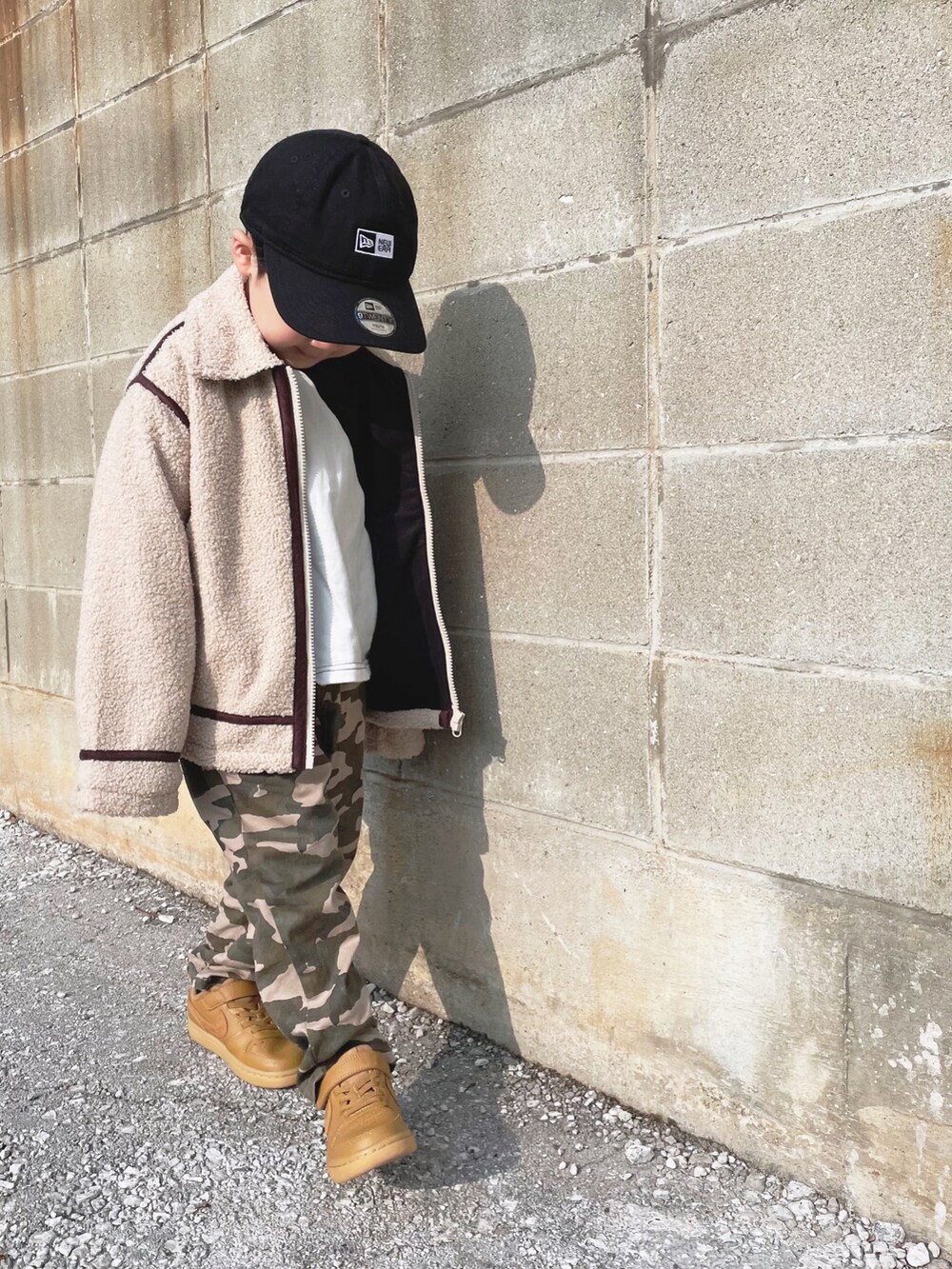「ジャケット、キャップ、スニーカーコーデ、カモフラ、カモフラパンツ、シンプルコーデ、ゆるコーデ、淡色コーデ、ラクチンコーデ、モコモコアウター」｜「LB CLUBのカールボアボンバージャケット（その他アウター、ベージュ系）」を使った、naaaさん（キッズ・130cm）の冬コーディネートの3枚目の写真