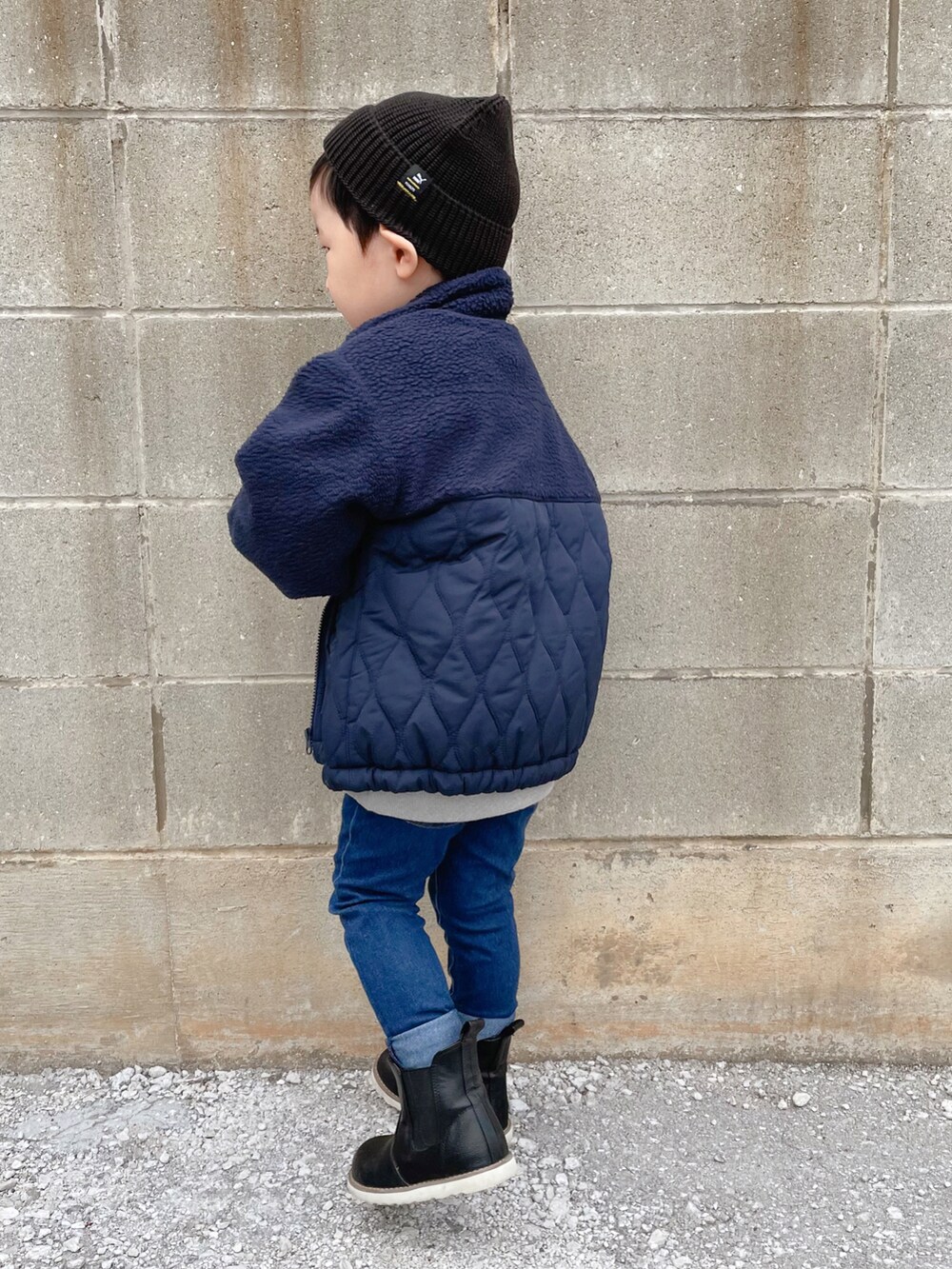 グレー系のスウェット、ブルー系のその他パンツ、ブルー系のジャケット/アウターを着用したキッズの冬コーディネートの2枚目の写真