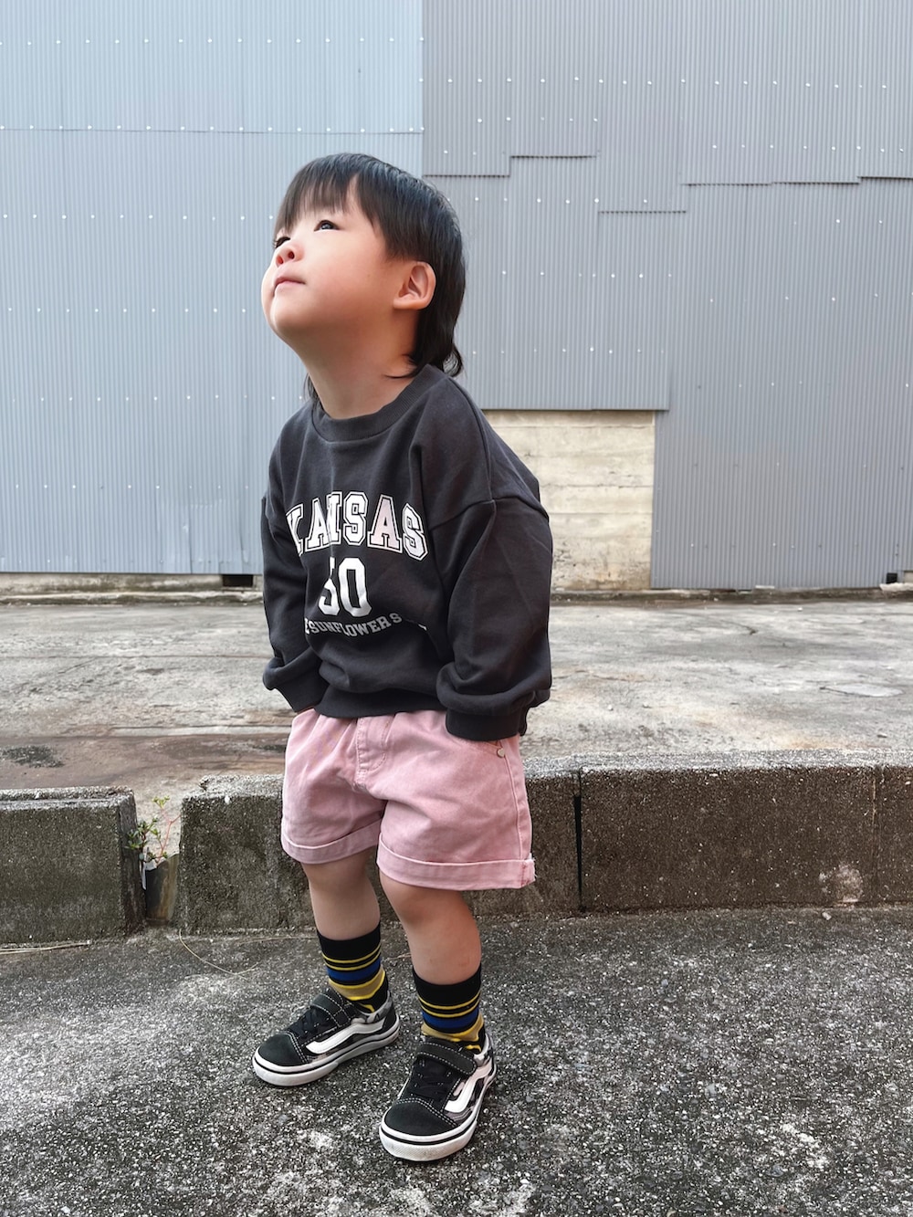 グレー系のスウェット、ピンク系のパンツ、ブラック系のソックス/靴下を着用したキッズの秋コーディネートの2枚目の写真