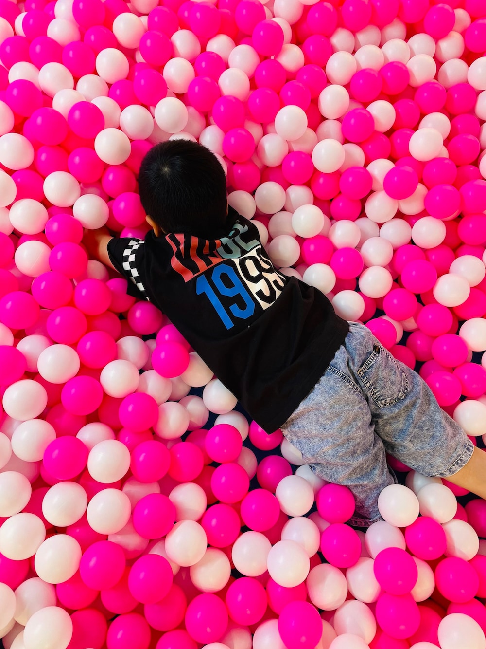 その他のスニーカー、ブラック系のTシャツ/カットソー、ブルー系のその他パンツを着用したキッズの夏コーディネートの3枚目の写真