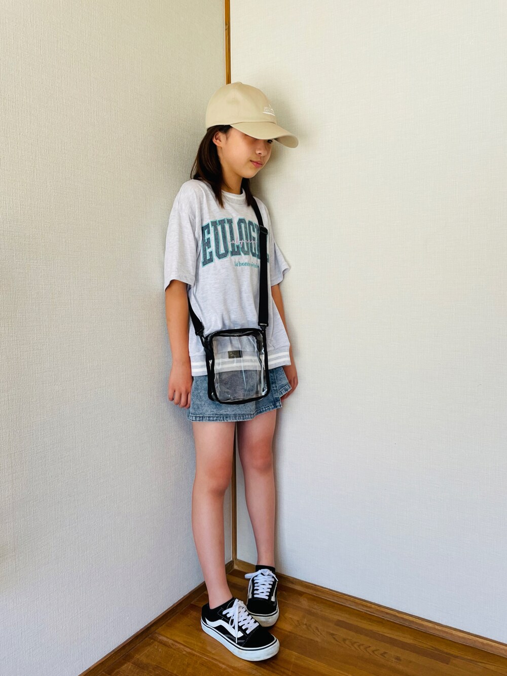 ブラック系のスニーカー、ホワイト系のトップス、ベージュ系のキャップを着用したキッズの夏コーディネートの5枚目の写真