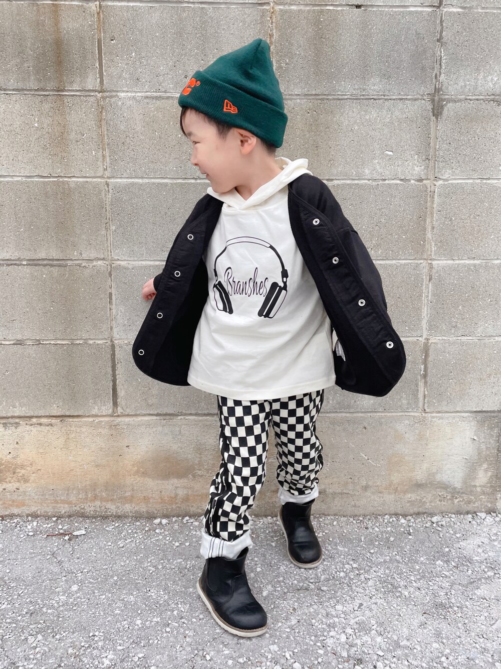 その他のTシャツ/カットソー、ブラック系のその他パンツ、グリーン系のニットキャップ/ビーニーを着用したキッズの冬コーディネートの3枚目の写真