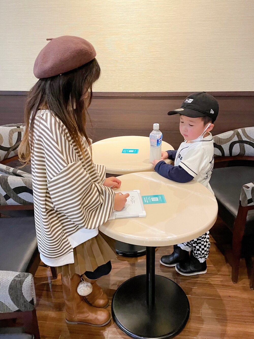 ベージュ系のその他アウター、ブラウン系のスウェット、ベージュ系のスカートを着用したキッズの冬コーディネートの3枚目の写真