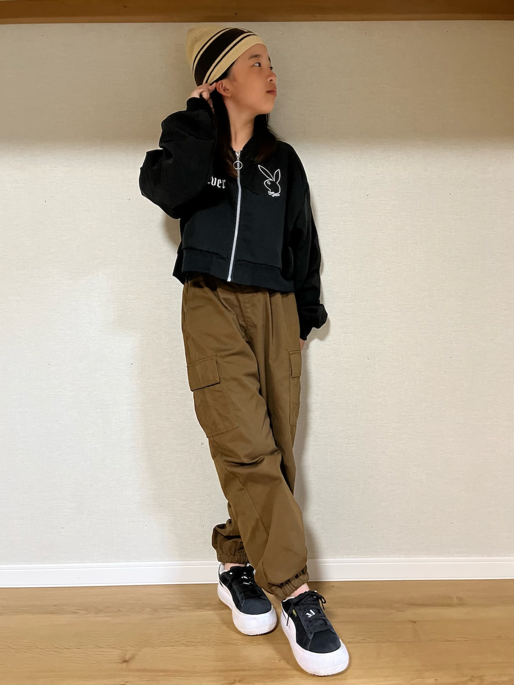 「ジャケットスタイル、ブルゾン、ブラウン、休日スタイル、カーゴパンツ、秋服まるっと大公開、秋コーデ、ストリート、ニット帽、GU、しまむら、プチプラ、秋冬コーデ」｜「SHEINのアイテム（ニットキャップ/ビーニー、ベージュ系）」を使った、naaaさん（キッズ・146cm）の秋コーディネートの2枚目の写真