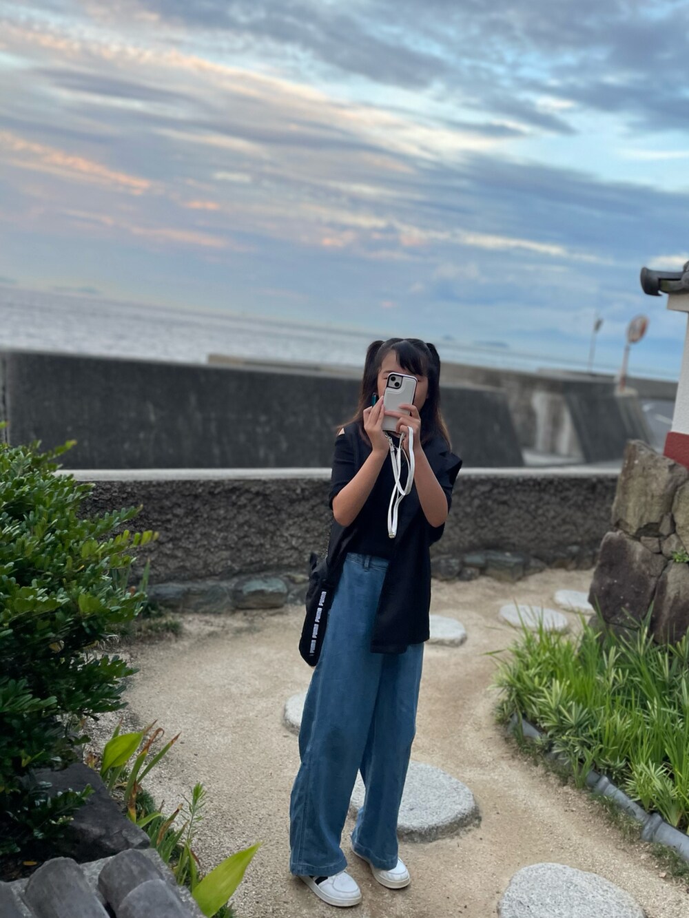 ブラック系のTシャツ/カットソー、ブルー系のデニムパンツ、ブラック系のベストを着用したキッズの夏コーディネートの5枚目の写真