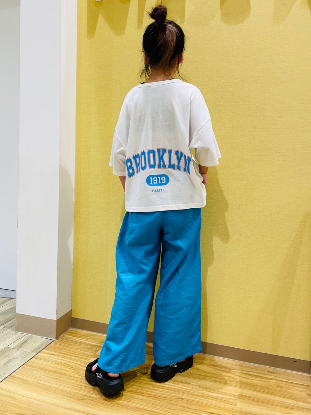 ブルー系のパンツ、ブラック系のサンダル、ホワイト系のTシャツ/カットソーを着用したキッズの夏コーディネートの2枚目の写真