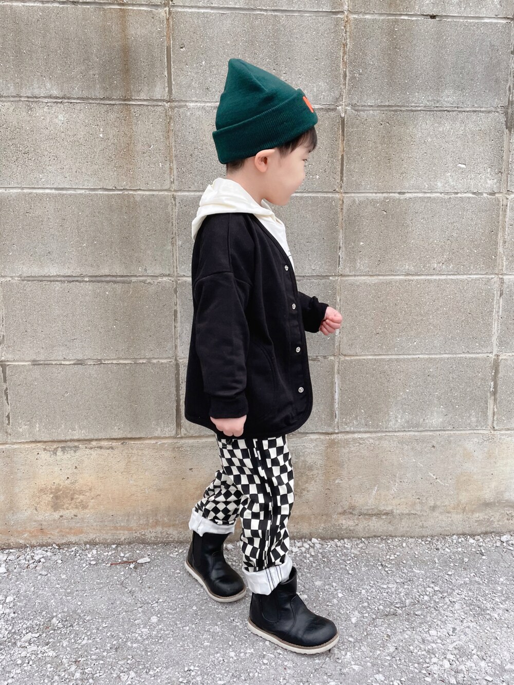その他のTシャツ/カットソー、ブラック系のその他パンツ、グリーン系のニットキャップ/ビーニーを着用したキッズの冬コーディネートの2枚目の写真