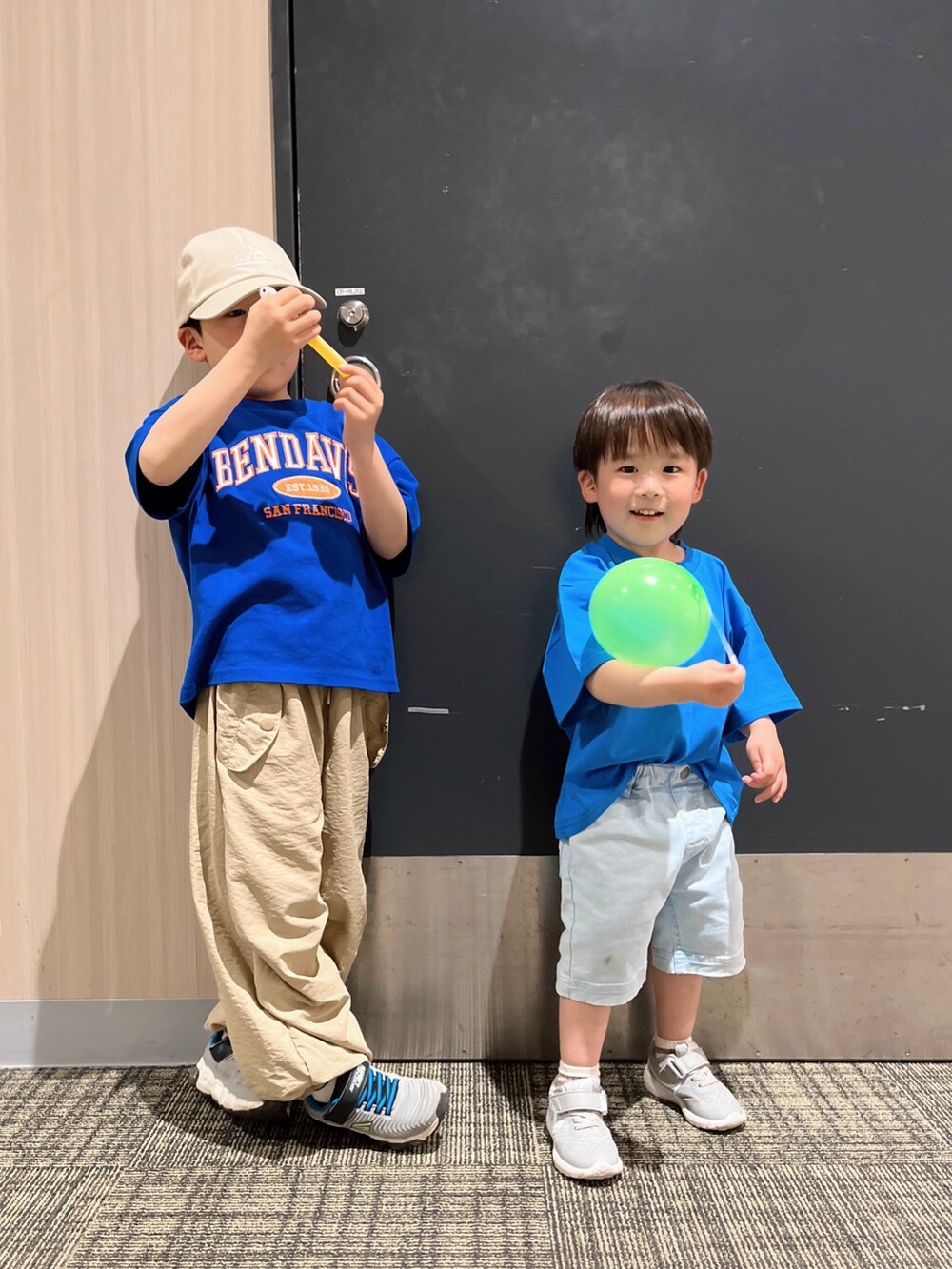 「春夏コーデ、カジュアルコーデ、シンプルコーデ、パステルカラー、キャップ、スニーカー、休日スタイル、お出かけコーデ、プチプラ、ブルー、兄弟コーディネート、Tシャツ、ロゴT」｜「GUのアイテム（キャップ、ベージュ系）」を使った、naaaさん（キッズ・146cm）の春コーディネートの3枚目の写真