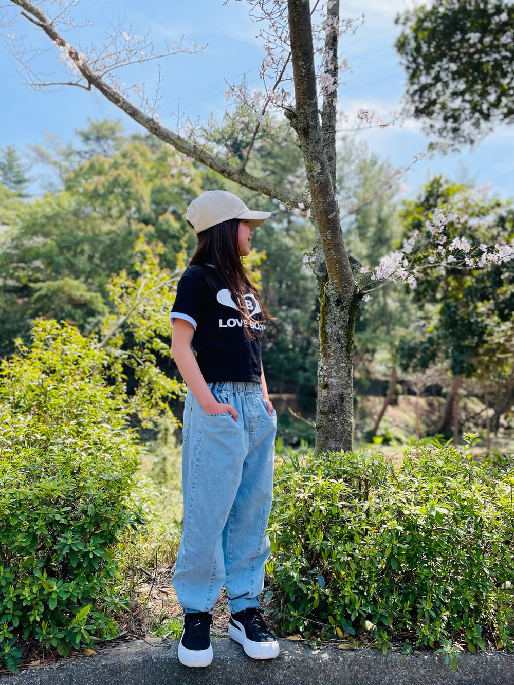 ブラック系のTシャツ/カットソー、ブルー系のパンツ、ブラック系のスニーカーを着用したキッズの春コーディネートの4枚目の写真