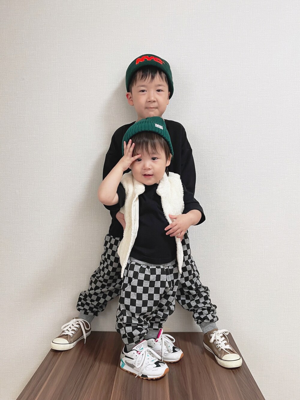 ホワイト系のアンサンブル、その他のTシャツ/カットソー、ホワイト系のアンサンブルを着用したキッズの秋コーディネートの2枚目の写真