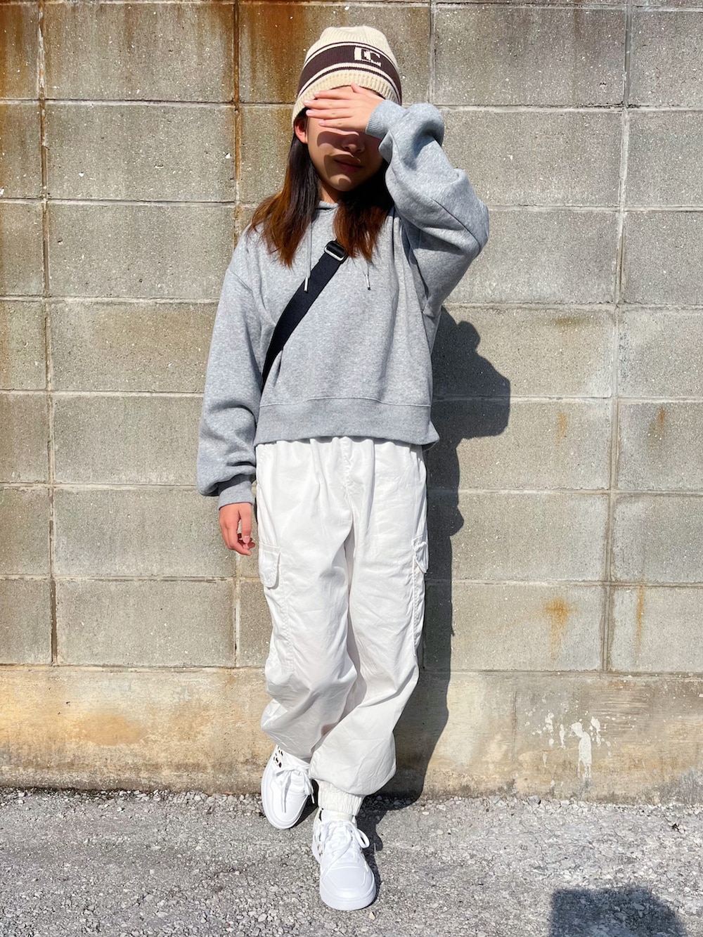 グレー系のパーカー、ホワイト系のカーゴパンツ、パープル系のバックパック/リュックを着用したキッズの冬コーディネートの3枚目の写真