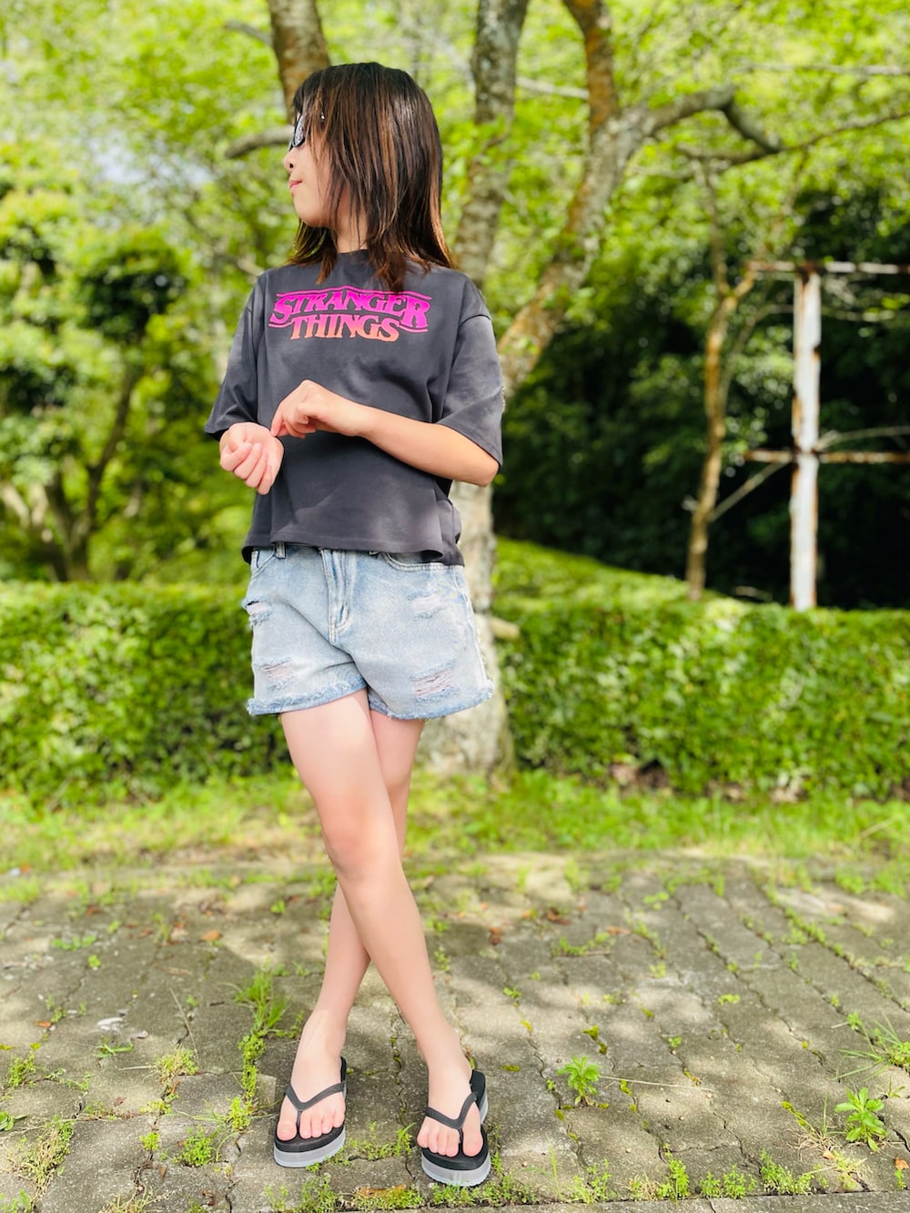 ブラック系のサンダル、ブルー系のパンツ、グレー系のTシャツ/カットソーを着用したキッズの夏コーディネートの2枚目の写真