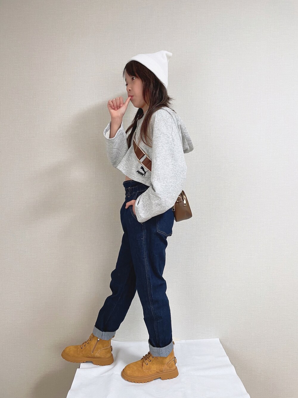 ブルー系のデニムパンツ、ブラウン系のシューズ、グレー系のパーカーを着用したキッズの秋コーディネートの3枚目の写真