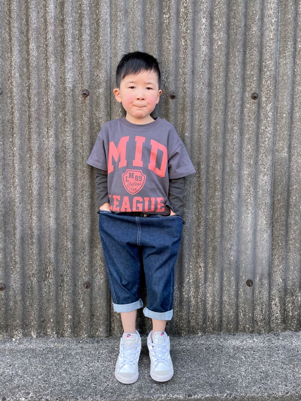 グレー系のTシャツ/カットソー、ホワイト系のTシャツ/カットソー、ブルー系のデニムパンツを着用したキッズの春コーディネートの2枚目の写真
