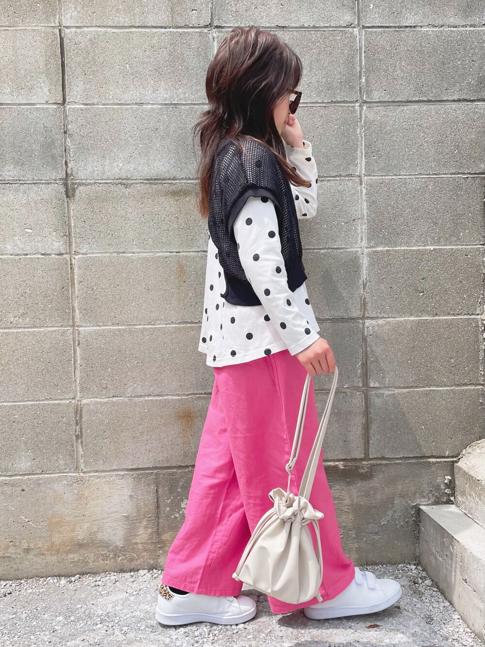 ピンク系のパンツ、ブラック系のTシャツ/カットソー、ホワイト系のTシャツ/カットソーを着用したキッズの春コーディネートの2枚目の写真