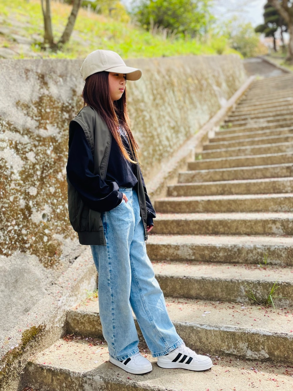 「MA-1、ベスト、ワイドパンツ、デニム、GU、FILA、adidas、キャップ、白スニーカー、いまどきジャケット写真、春コーデ、ロンT、ボリューム袖、プチプラ、ビッグシルエット」｜「LOVETOXICの【FILA】ドロスト長袖Tシャツ（Tシャツ/カットソー、ブラック系）」を使った、naaaさん（キッズ・142cm）の春コーディネートの2枚目の写真