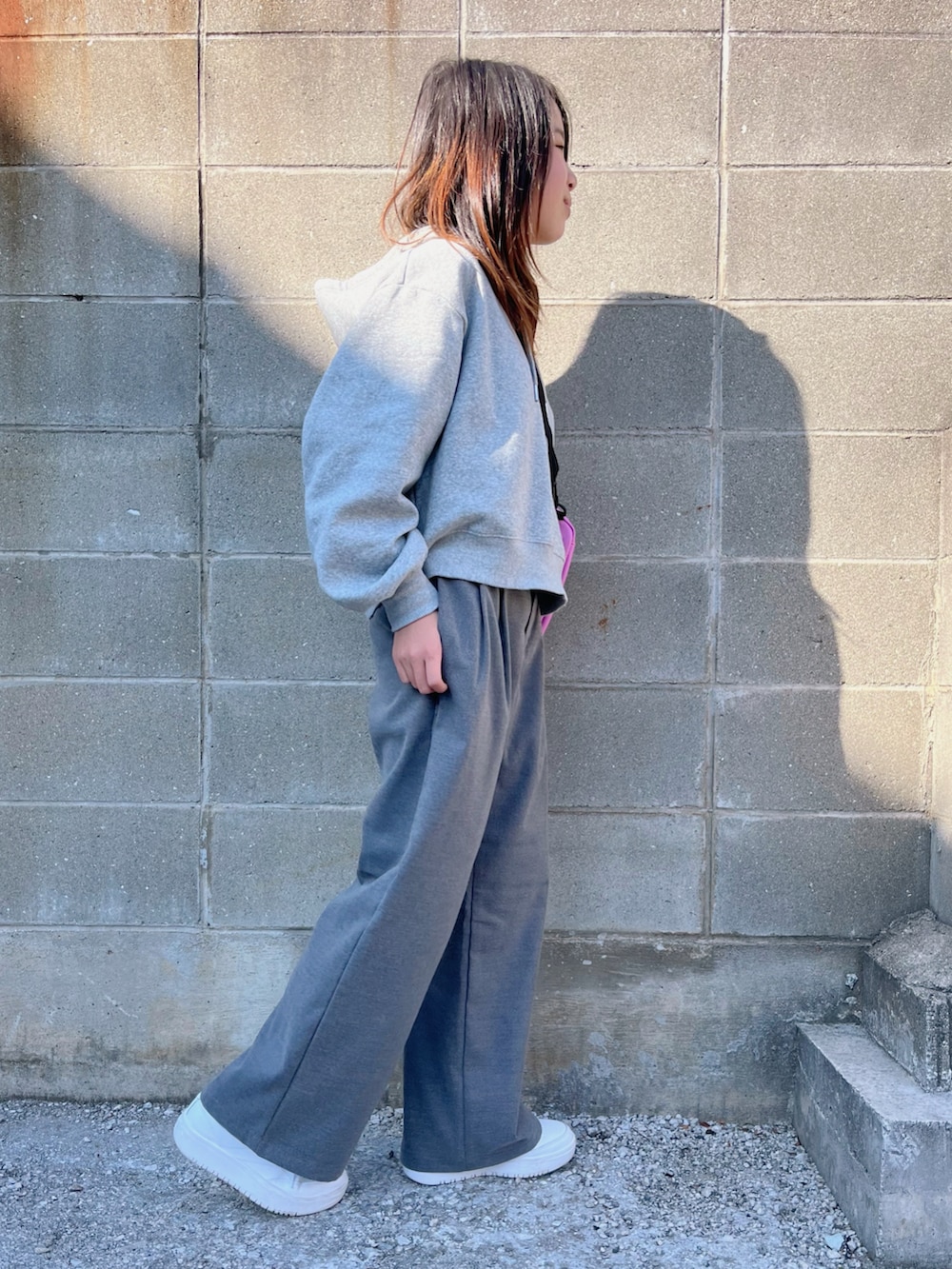 グレー系のパンツ、パープル系のバックパック/リュック、ホワイト系のスニーカーを着用したキッズの冬コーディネートの3枚目の写真