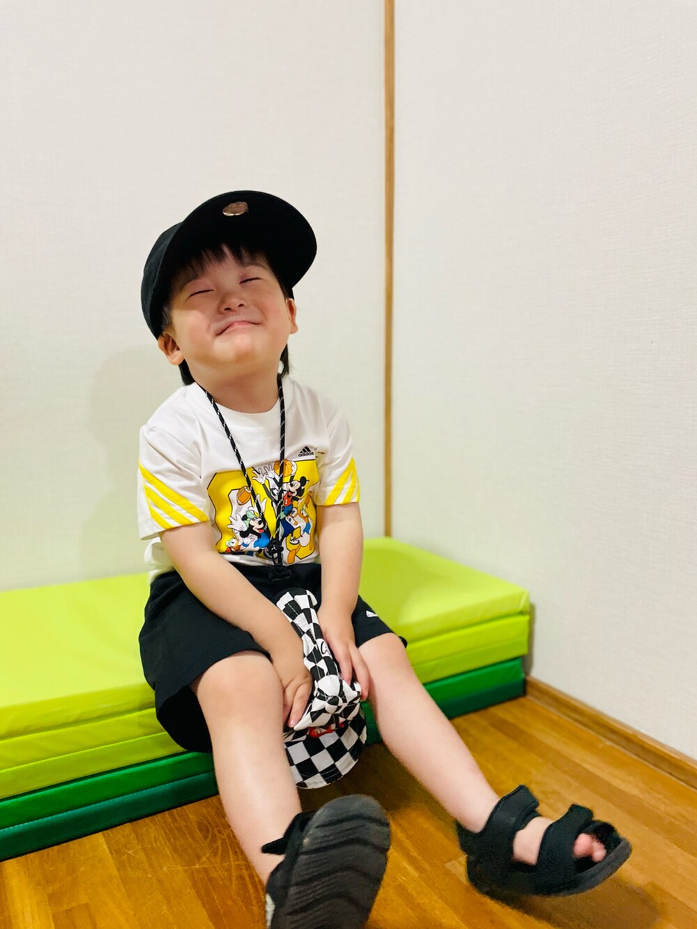 ホワイト系のジャージを着用したキッズの夏コーディネートの4枚目の写真