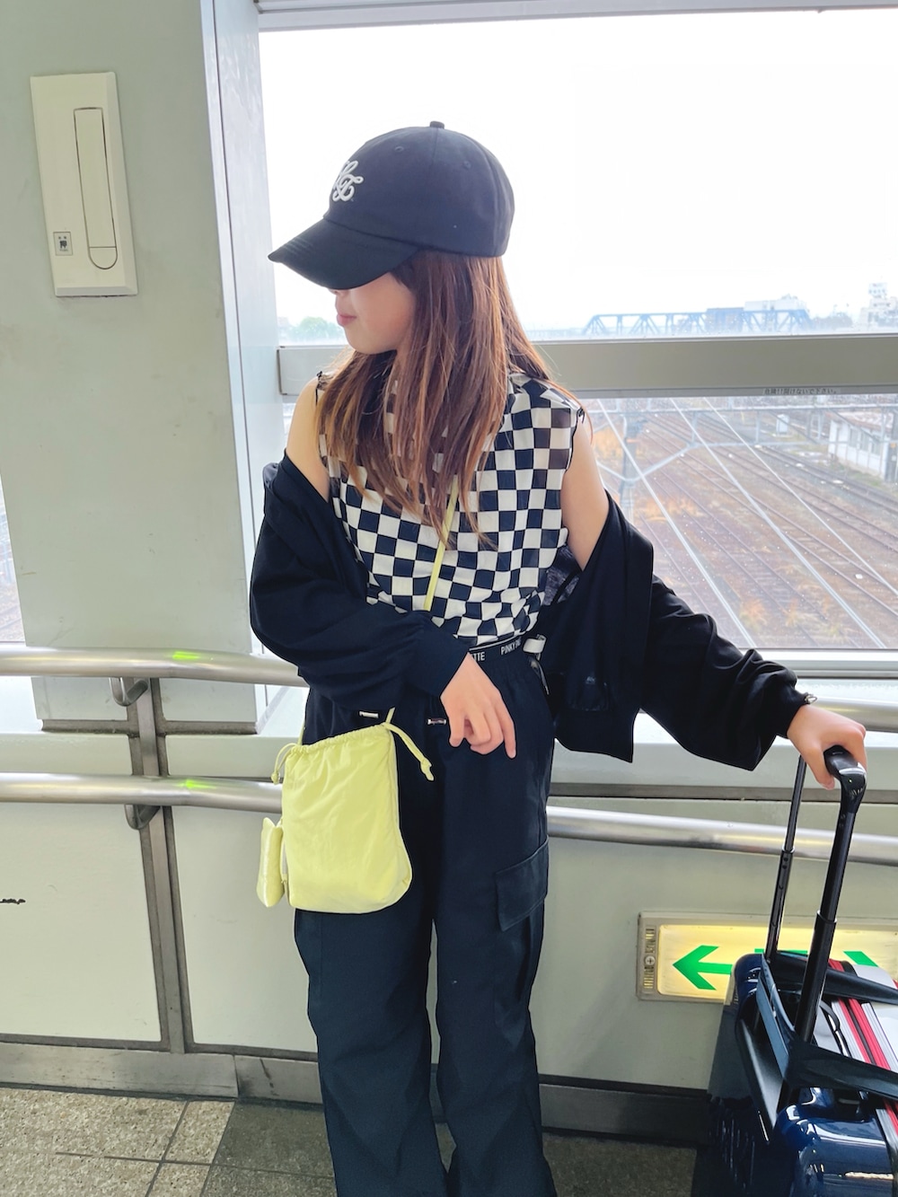 「モノトーン、キャップ、春夏コーデ、シンプルコーデ、カジュアルコーデ、お出かけコーデ、レイヤードスタイル、デートコーデ、プチプラ、スニーカー、モード」｜「LOVETOXICの立体ロゴローキャップ（キャップ、ブラック系）」を使った、naaaさん（キッズ・146cm）の春コーディネートの5枚目の写真