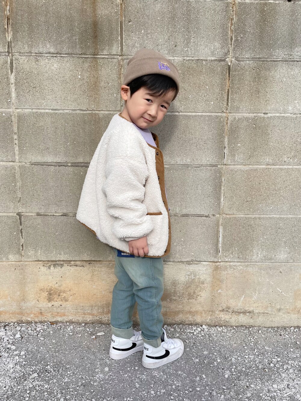 パープル系のスウェット、ブルー系のスウェットパンツ、ホワイト系のスニーカーを着用したキッズの冬コーディネートの2枚目の写真