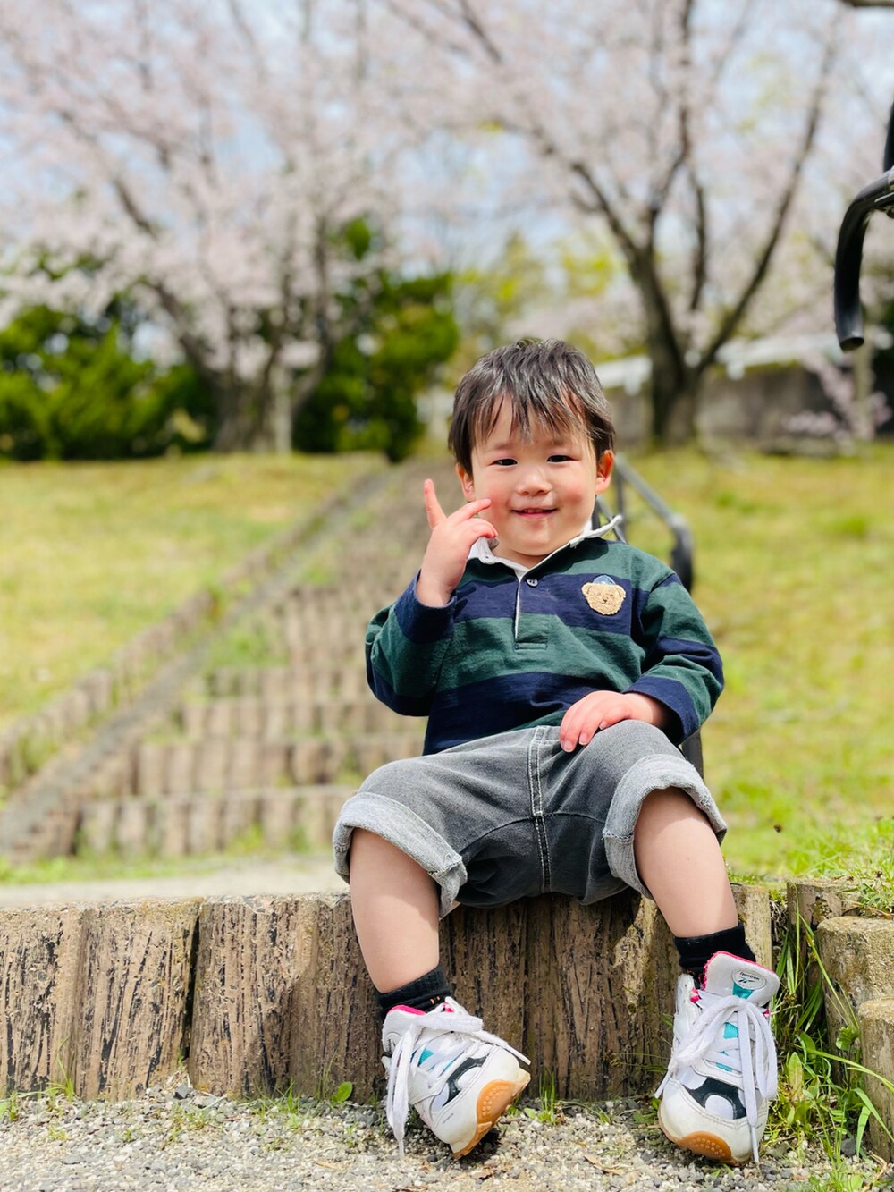 「休日スタイル、春コーデ、スニーカー、お花見コーデ、9歳、2歳、リンクコーデ、petit main、Branshes」｜「petit mainの【リンク】太ボーダーラガー長袖Tシャツ（Tシャツ/カットソー、グリーン系）」を使った、naaaさん（キッズ・142cm）の春コーディネートの5枚目の写真
