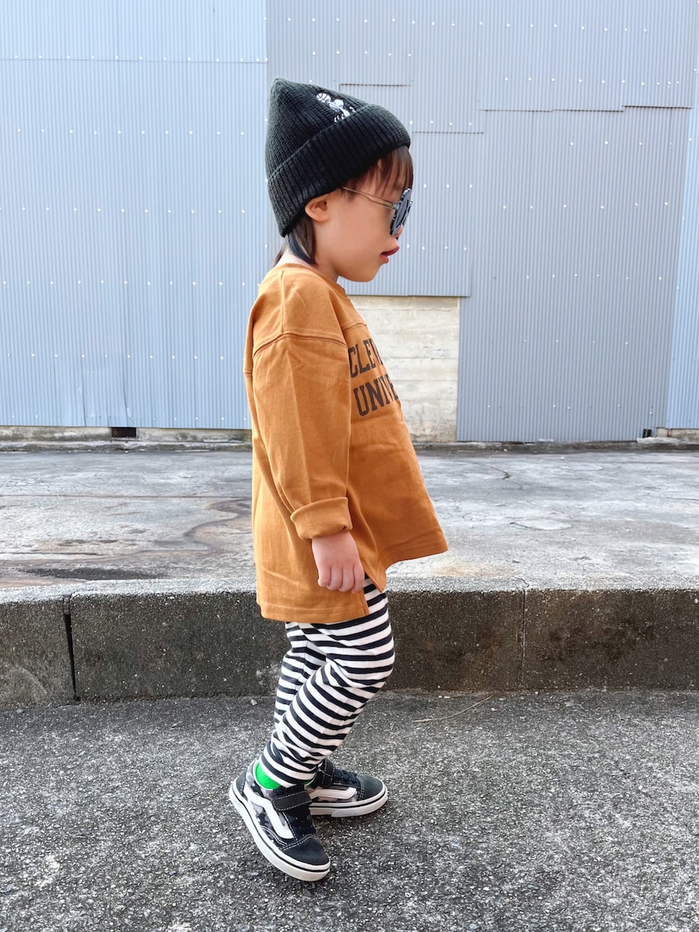 イエロー系のTシャツ/カットソー、ブラック系のニットキャップ/ビーニーを着用したキッズの秋コーディネートの4枚目の写真