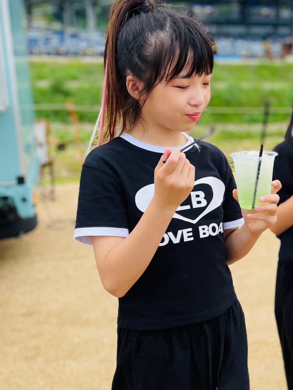 ブラック系のバックパック/リュック、ブラック系のTシャツ/カットソー、ブラック系のスニーカーを着用したキッズの夏コーディネートの2枚目の写真